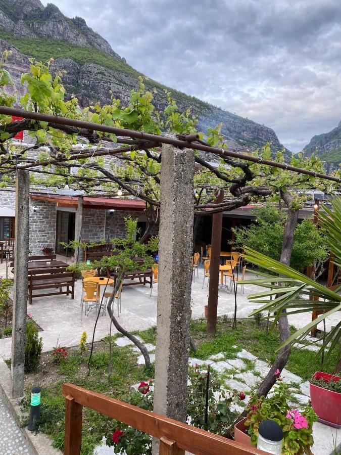 Kulla E Vjeter Hotel Koman Exterior photo